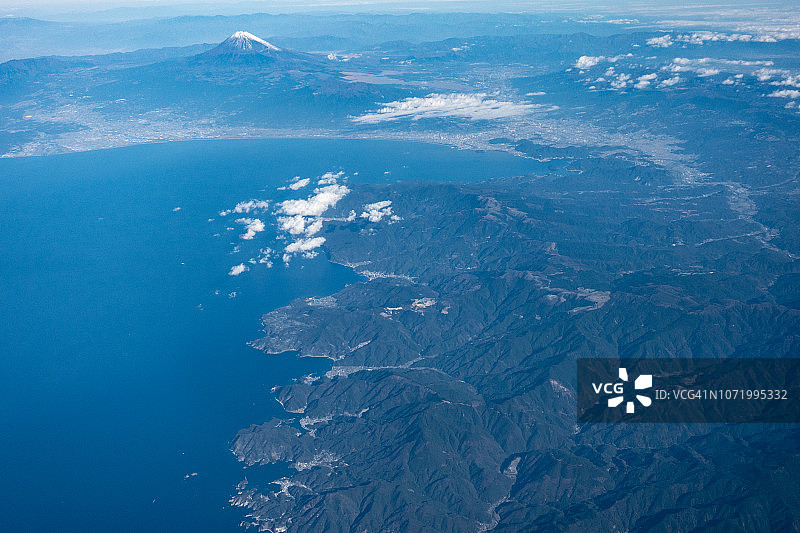 从飞机上俯瞰日本静冈县的富士山、骏河湾和伊豆半岛图片素材