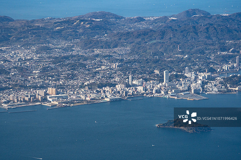 飞机航拍日本神奈川县横须贺市和东京湾日景图片素材
