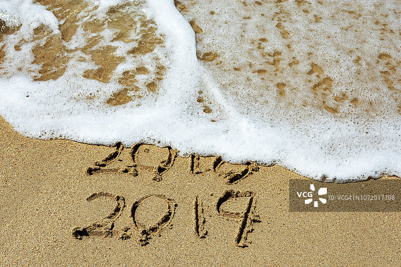 沙滩海浪上的2019新年和2018年图片素材