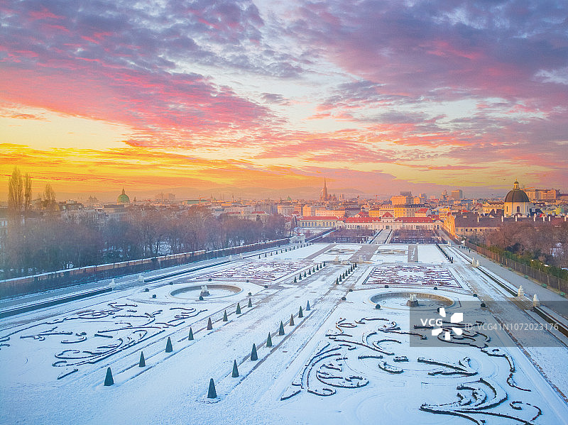 奥地利维也纳，冬季日落时分的贝尔维雷德公园图片素材