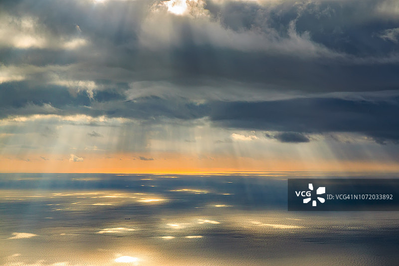 海上日落：阳光照耀着海面（航拍视角）图片素材