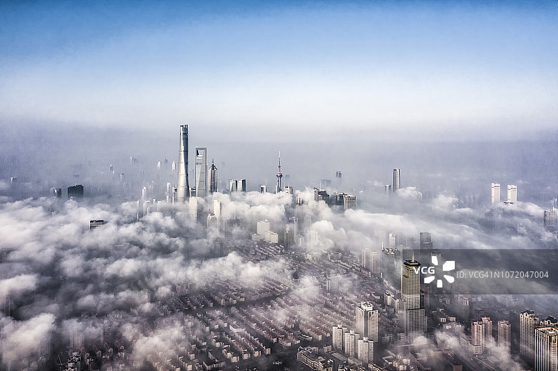 雾中的上海陆家嘴金融区鸟瞰图图片素材