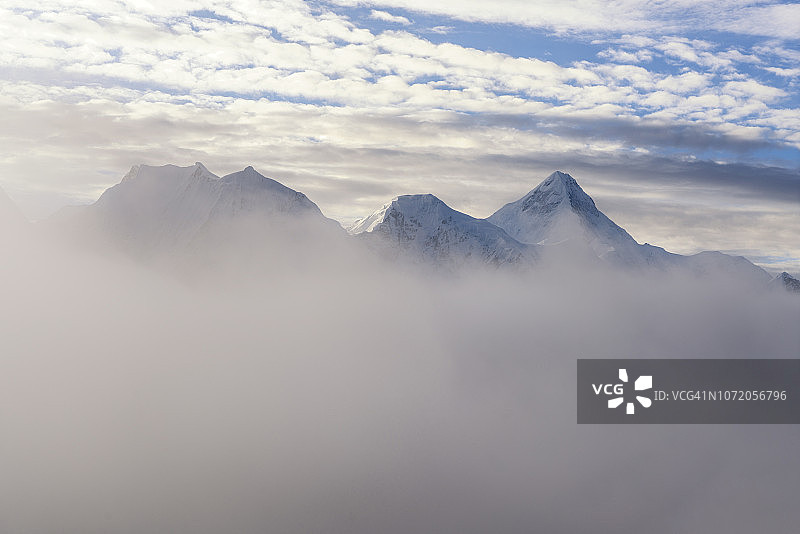 贡嘎雪山：山中之王图片素材