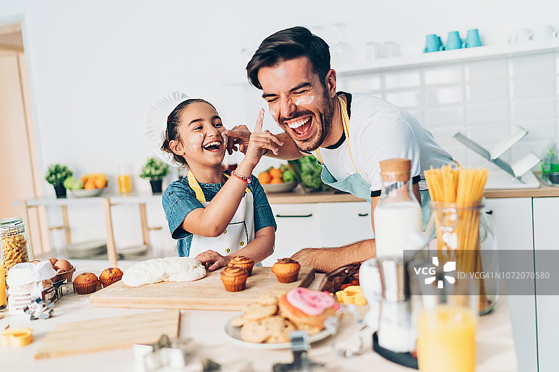 父女在厨房里玩闹图片素材