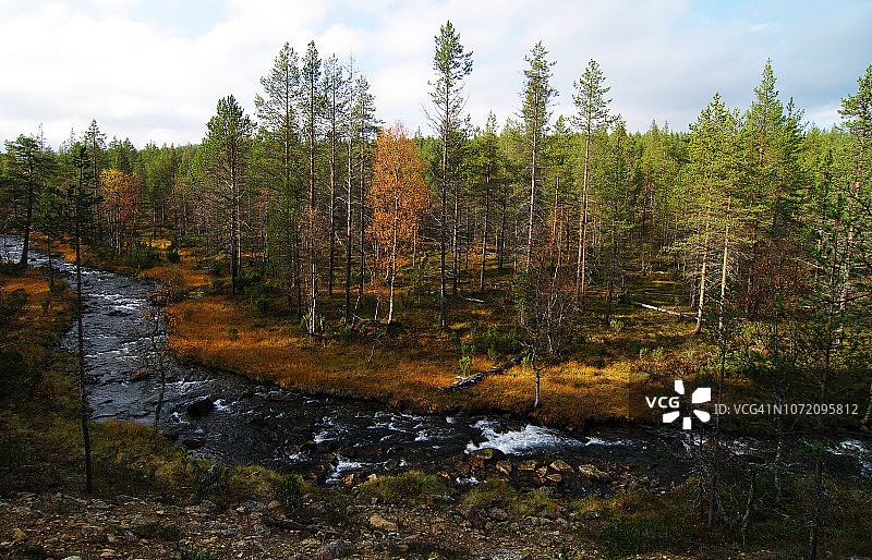 劳图兰皮和兰科耶尔维湖之间的秋景图片素材