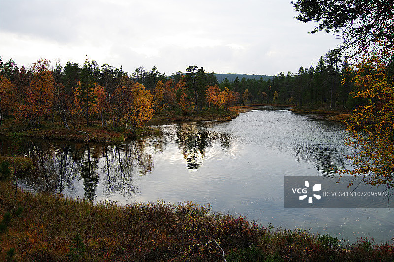 偏远兰科湖宁静的秋日午后图片素材