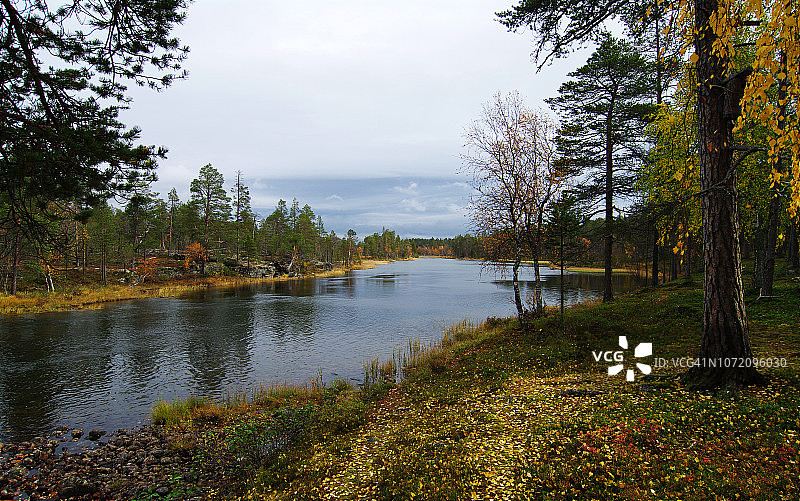 兰科耶尔维湖和波尔蒂科斯基小屋之间宁静的秋季景观图片素材