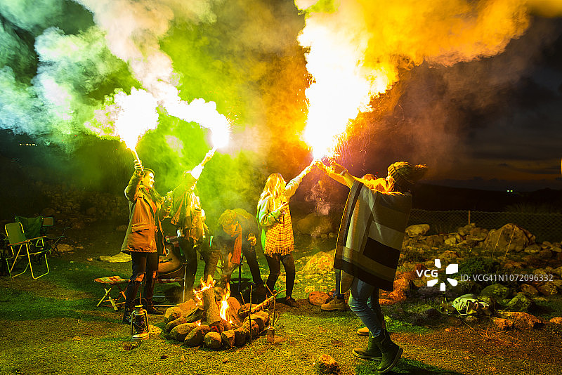 秋天，朋友们在篝火旁玩耍图片素材