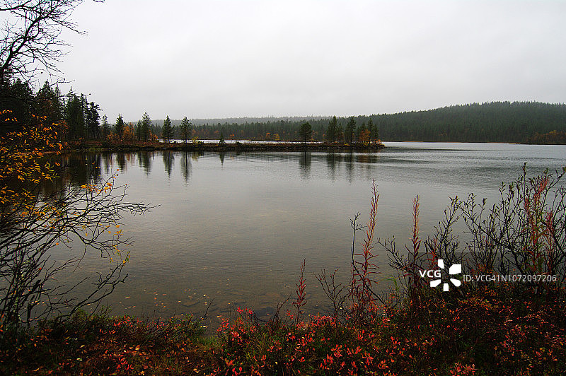 Luirojärvi湖岸边宁静的秋日氛围图片素材