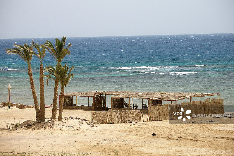 埃及西奈半岛努韦巴海滩，红海的绿松石色图片素材