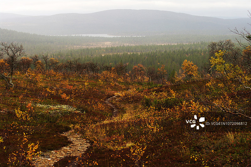 Luirojärvi湖和Anterinmukka小屋之间色彩缤纷的秋季风光图片素材