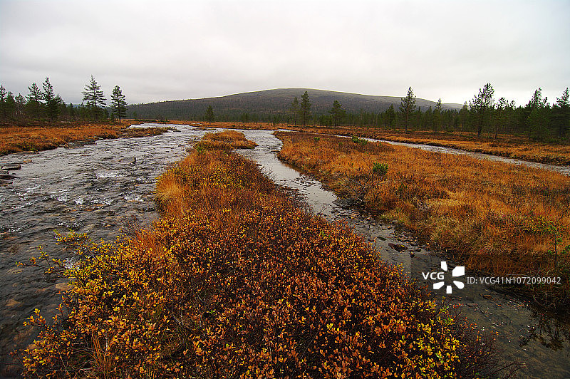 Luirojärvi湖和Anterinmukka小屋之间色彩缤纷的秋季风光图片素材