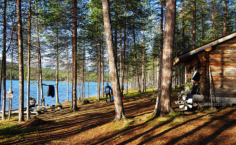 Kiertämäjärvi湖岸边宁静的秋景图片素材