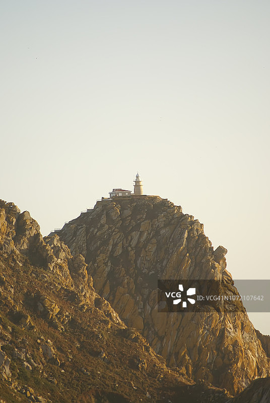 石头山顶的灯塔图片素材