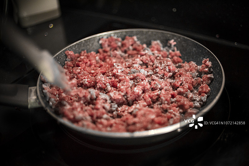 平底锅烹饪牛肉末图片素材