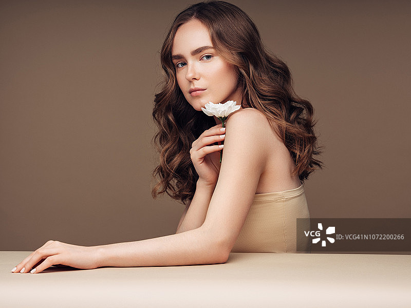 年轻女人手中持花美丽肖像图片素材