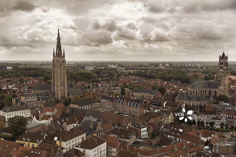 布鲁日圣母教堂和圣萨尔瓦多大教堂的航拍景色图片素材