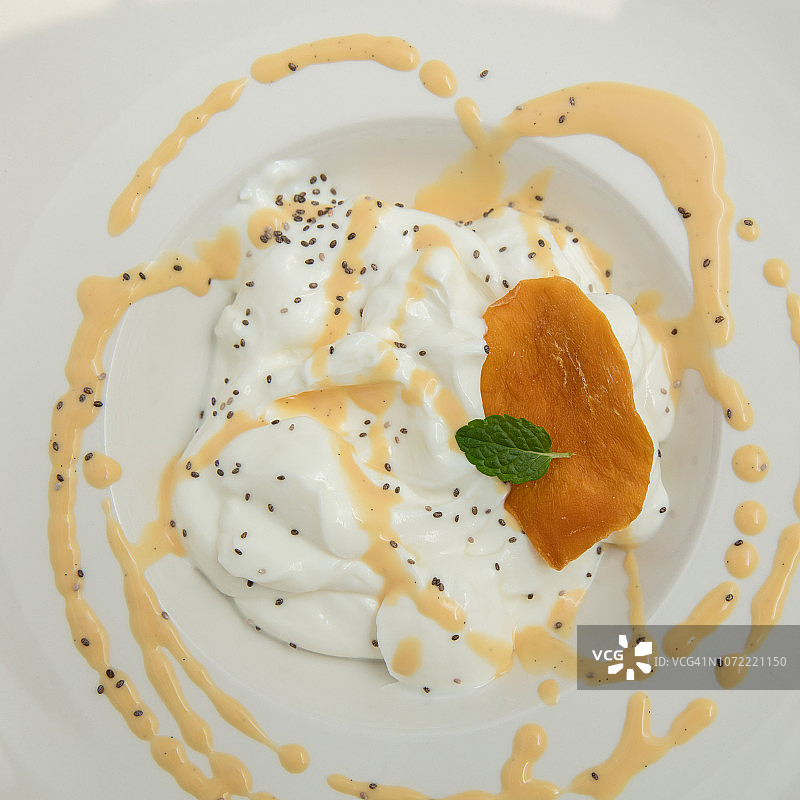 焦糖酱的新鲜奶酪甜点图片素材