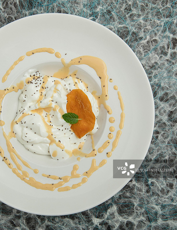 焦糖酱的新鲜奶酪甜点图片素材