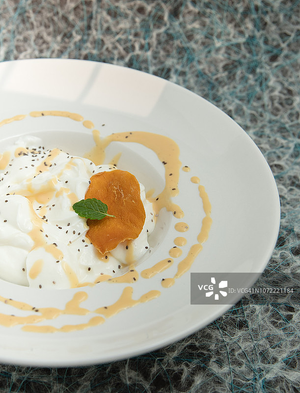 焦糖酱的新鲜奶酪甜点图片素材