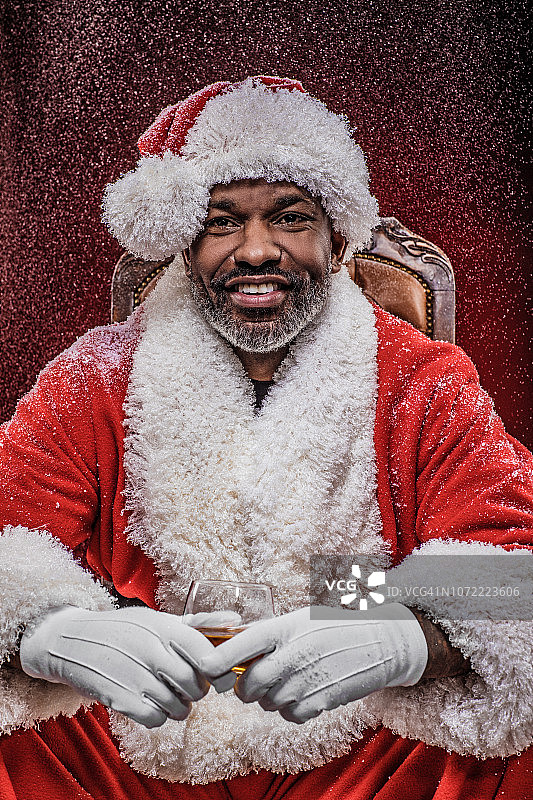 友善的非白人圣诞老人图片素材