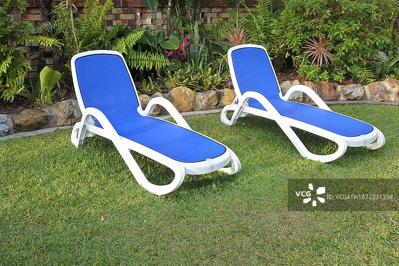 绿草地上的两张日光浴床图片素材