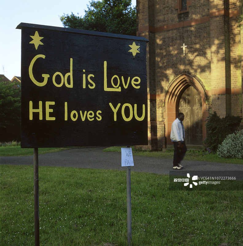 教堂外的标语牌上的正能量信息图片素材