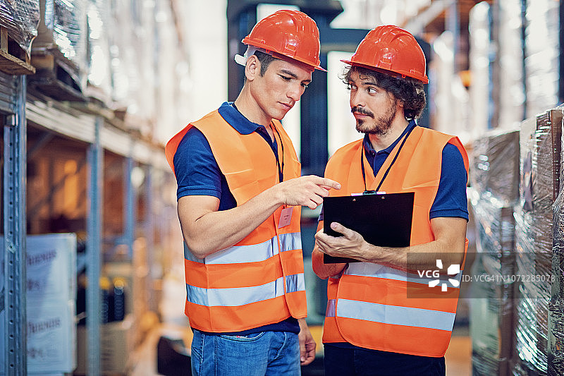 工人在仓库检查包裹图片素材