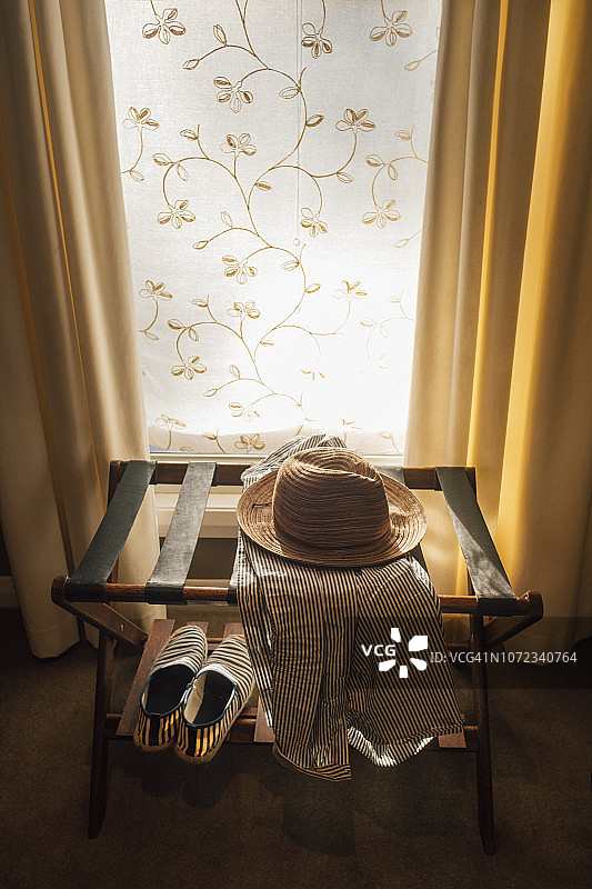 桌子上的服装图片素材