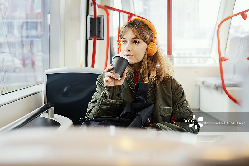 年轻女人乘坐公共交通图片素材