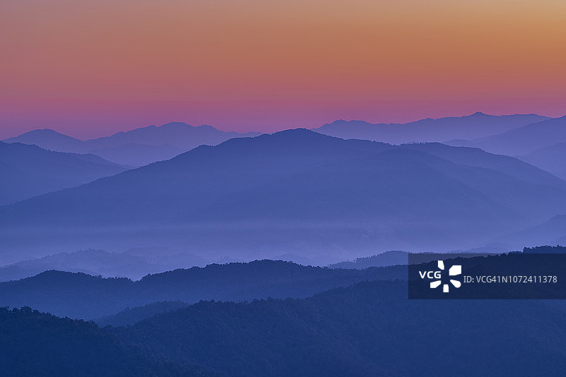 雾气缭绕的热带山脉景观图片素材