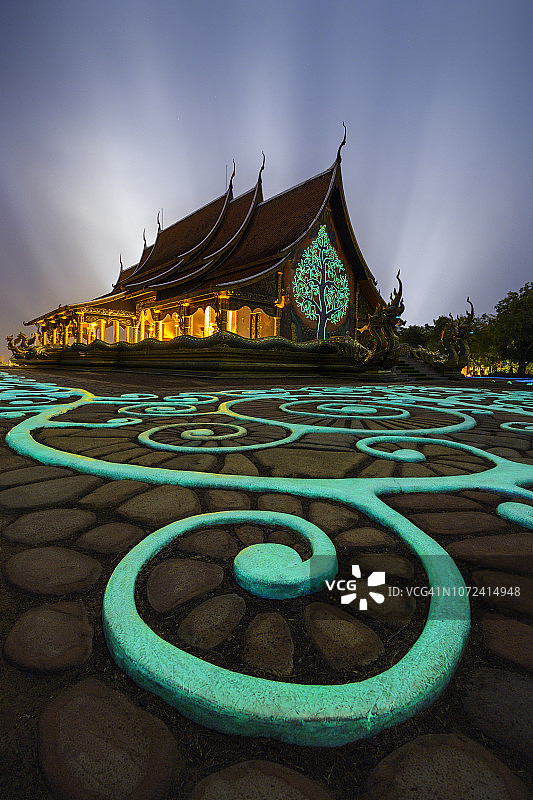 在黑暗中发光的泰国寺庙：西林通瓦拉蓝普帕劳寺图片素材