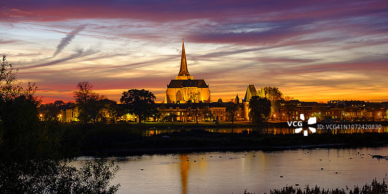 坎彭老城区的 Koornmarktspoort 和 Bovenkerk 景观图片素材