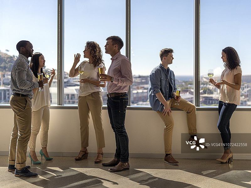 商务人士在成功的一天后喝酒庆祝图片素材