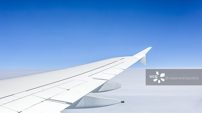 飞行中的飞机机翼图片素材