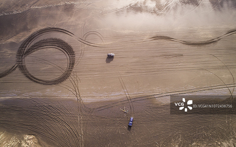 沙滩上的吉普车与轮胎印图片素材