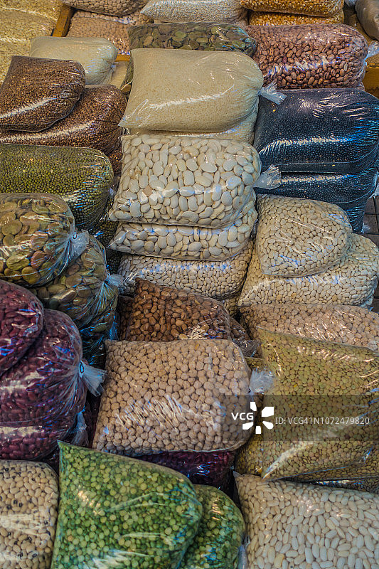 以色列特拉维夫卡梅尔市场上的豆类图片素材