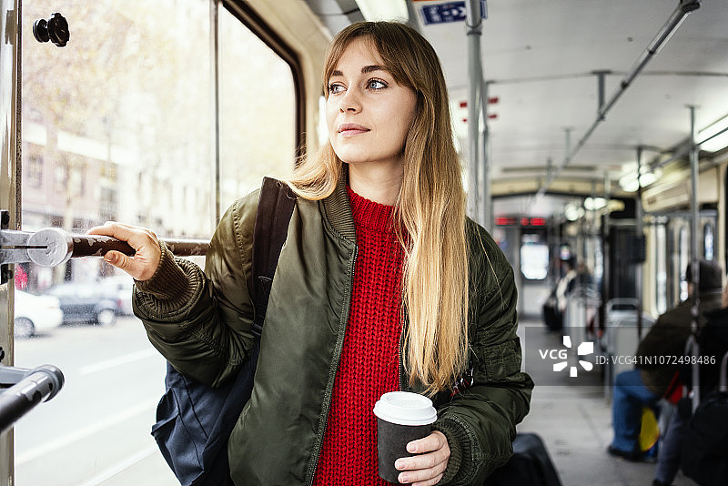 年轻女人乘坐公共交通图片素材