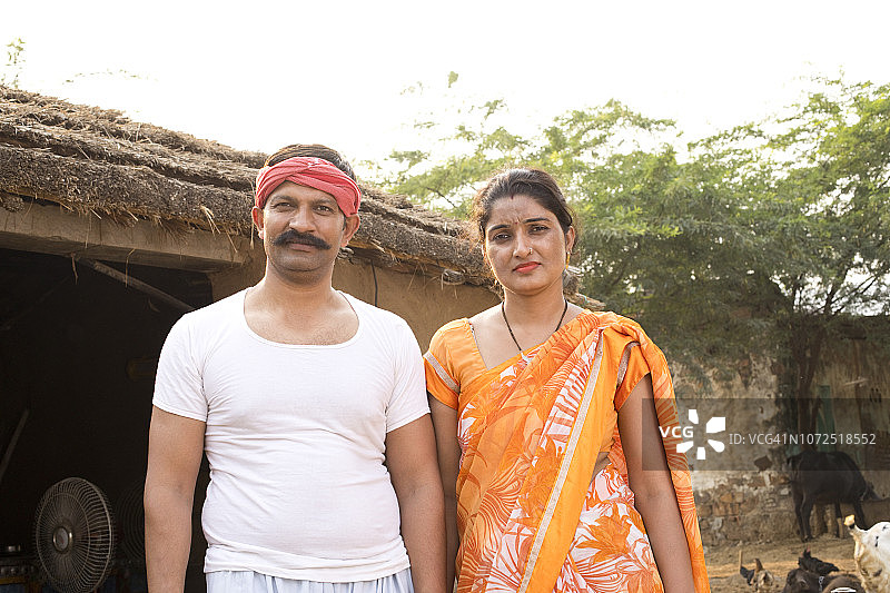 在村庄里的印度夫妇图片素材