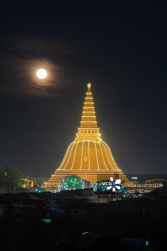 泰国佛统府地标：帕巴统佛塔或金色宝塔图片素材