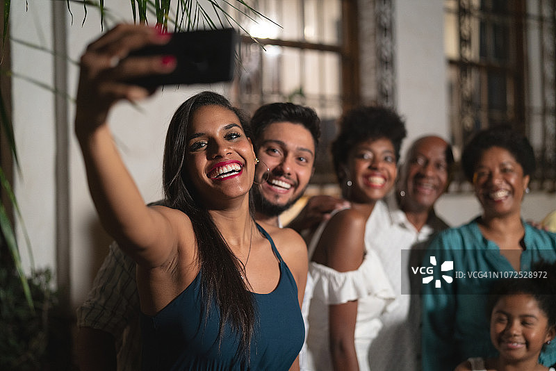 在家自拍的家庭图片素材