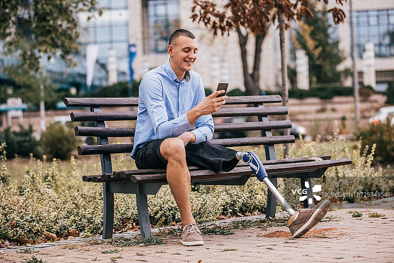 发短信的残疾人图片素材