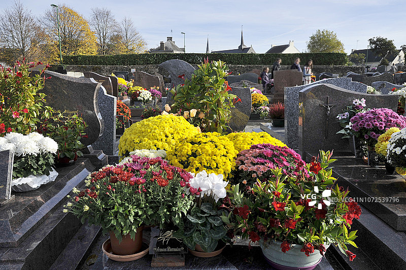 法国布列塔尼地区万圣节鲜花墓碑图片素材