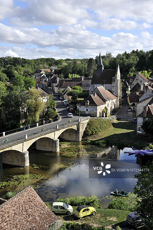 法国普瓦图-夏朗德大区维埃纳省昂格勒-昂格林市，下城区与圣十字教堂和昂格林河上的桥梁，法国最美丽的村庄图片素材
