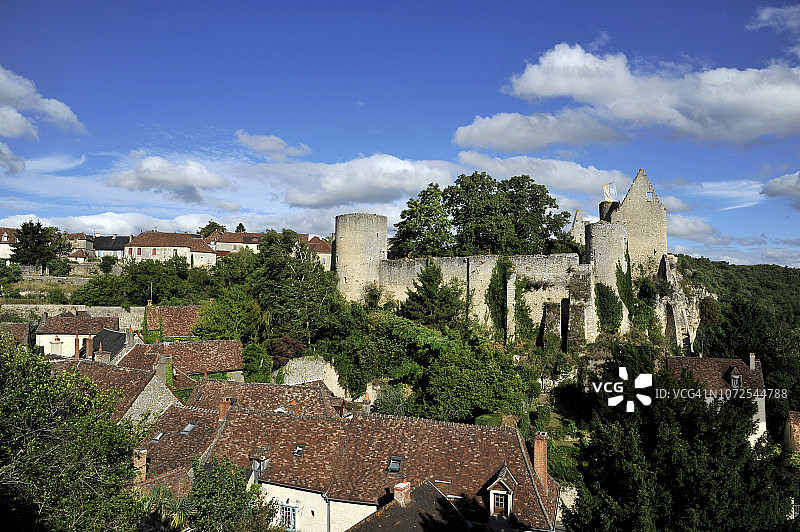 法国普瓦图-夏朗德大区维埃纳省昂格勒-叙尔-安格林市：法国最美村庄之一的昂格兰河畔悬崖城堡遗址图片素材