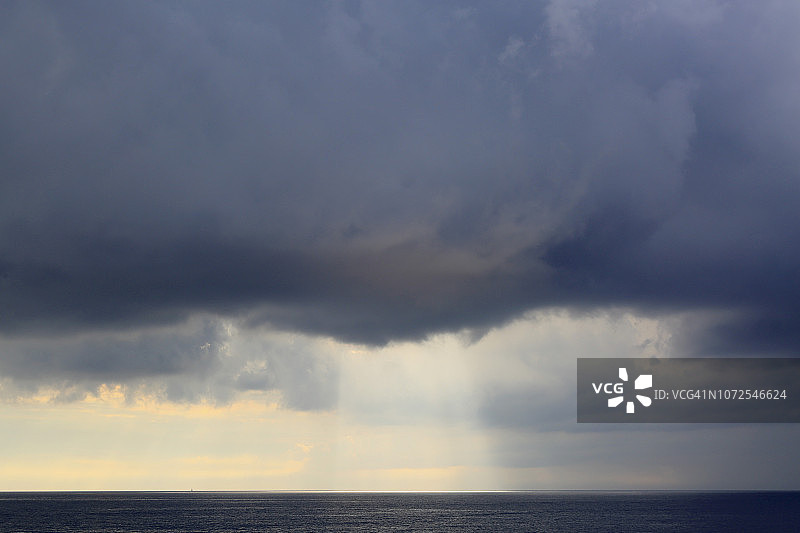 海景与灰色云彩图片素材