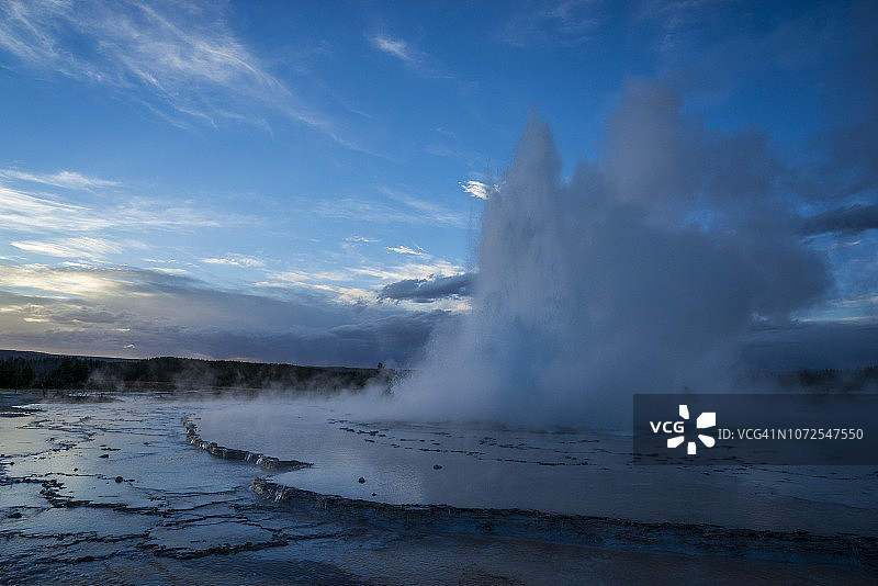 美国怀俄明州黄石国家公园下间歇泉盆地大喷泉间歇泉图片素材
