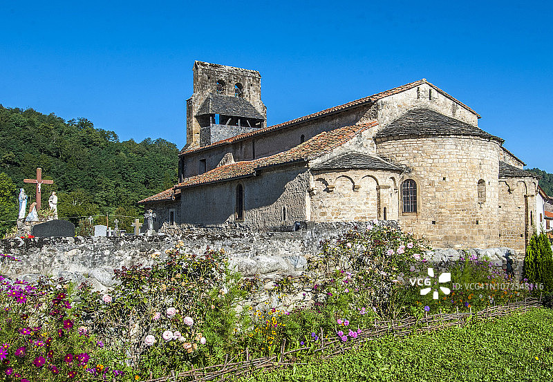 法国比利牛斯亚里埃日地区自然公园：加尔贝山谷乌斯特村，乌斯特镇维克，圣母罗马教堂图片素材