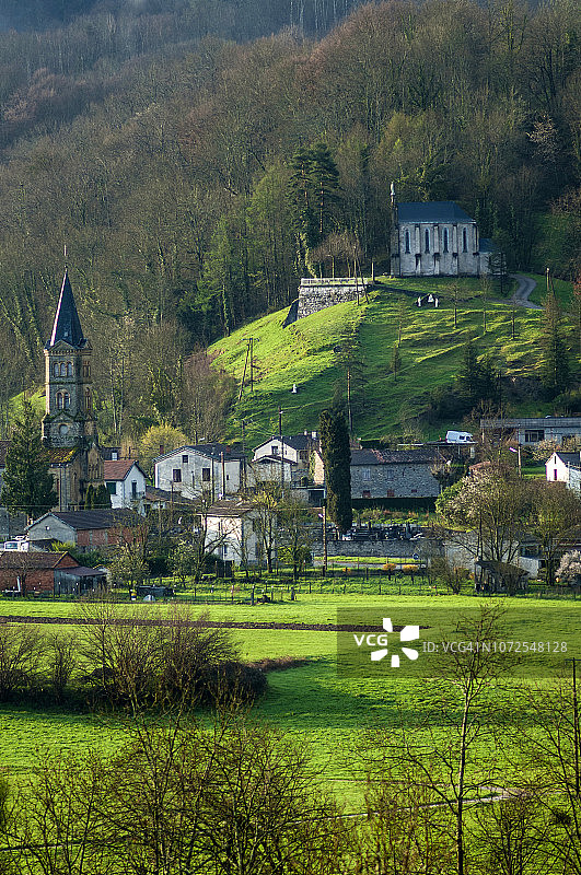 法国比利牛斯阿里埃日地区自然公园，加尔贝山谷，乌斯特村图片素材