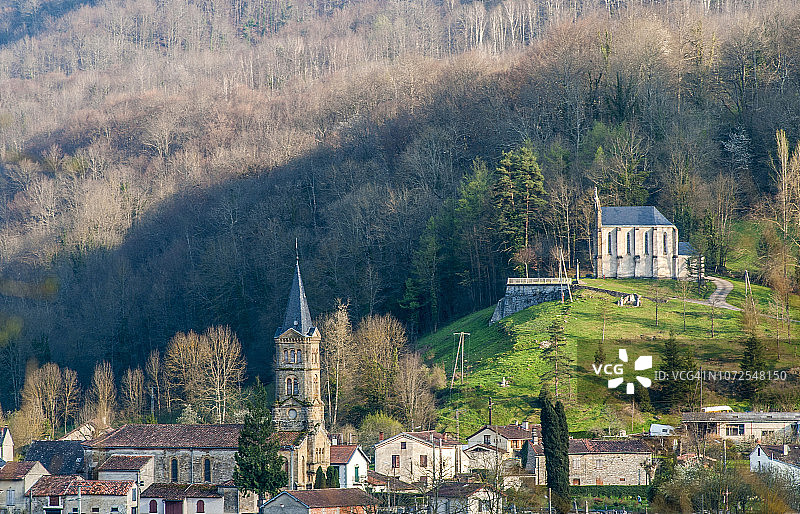 法国比利牛斯阿里埃日地区自然公园，加尔贝山谷，乌斯特村图片素材